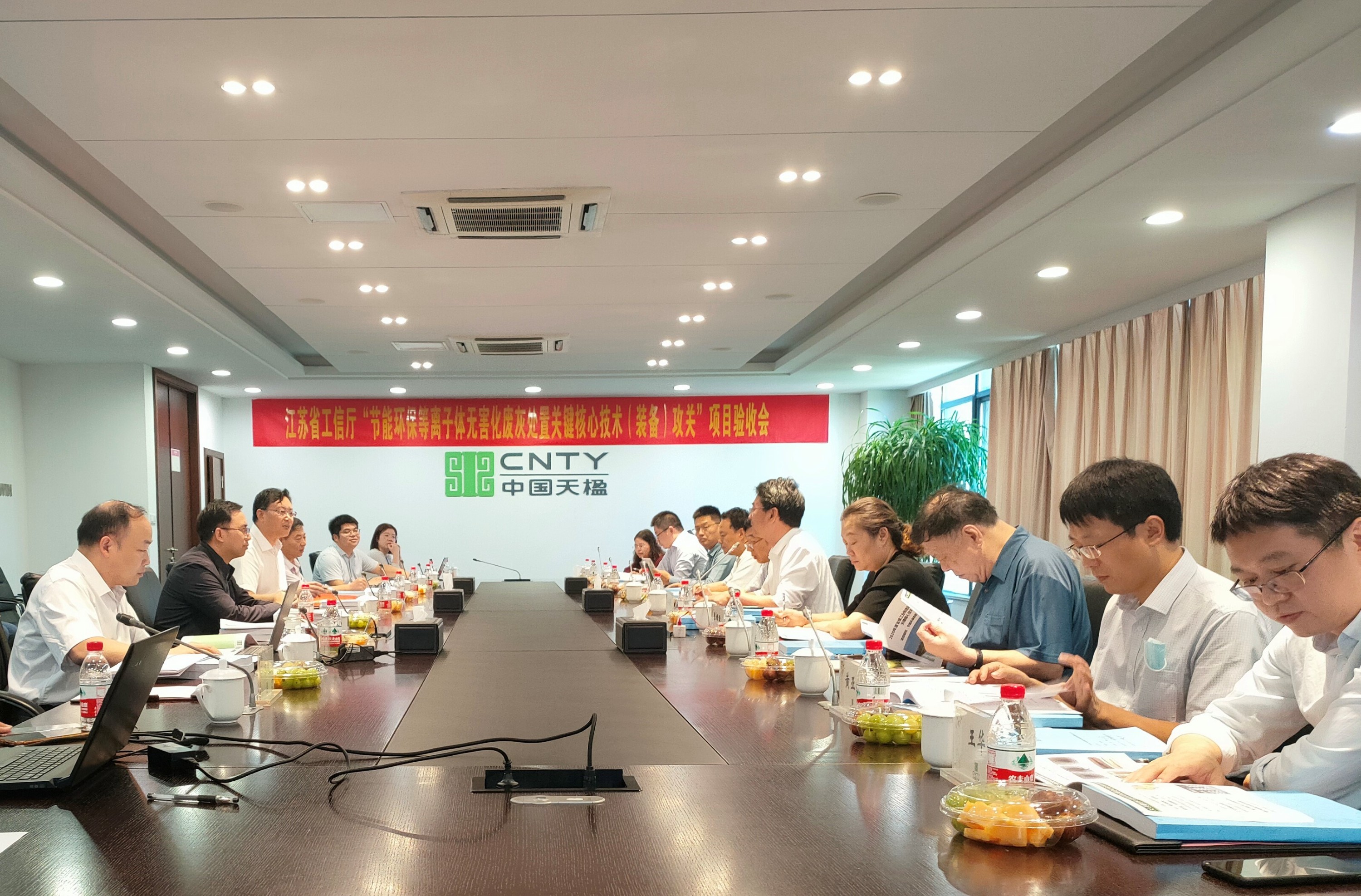 評審會議現(xiàn)場(左邊裁切后使用)