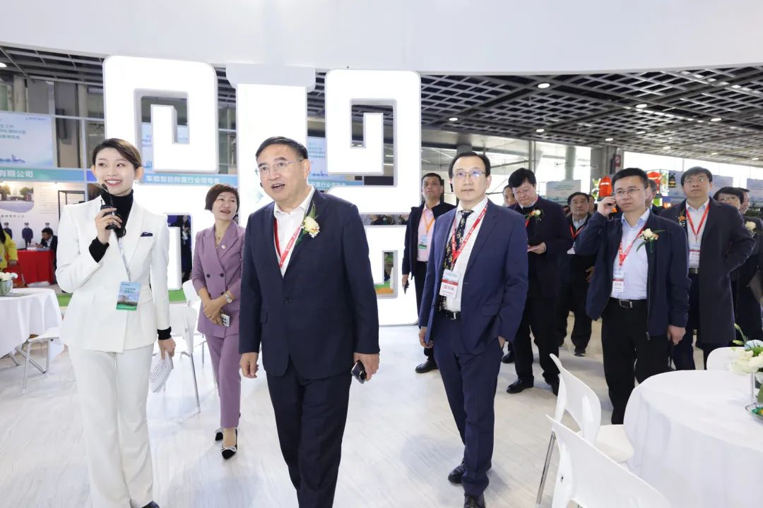 各級領(lǐng)導(dǎo)參觀中國天楹展位