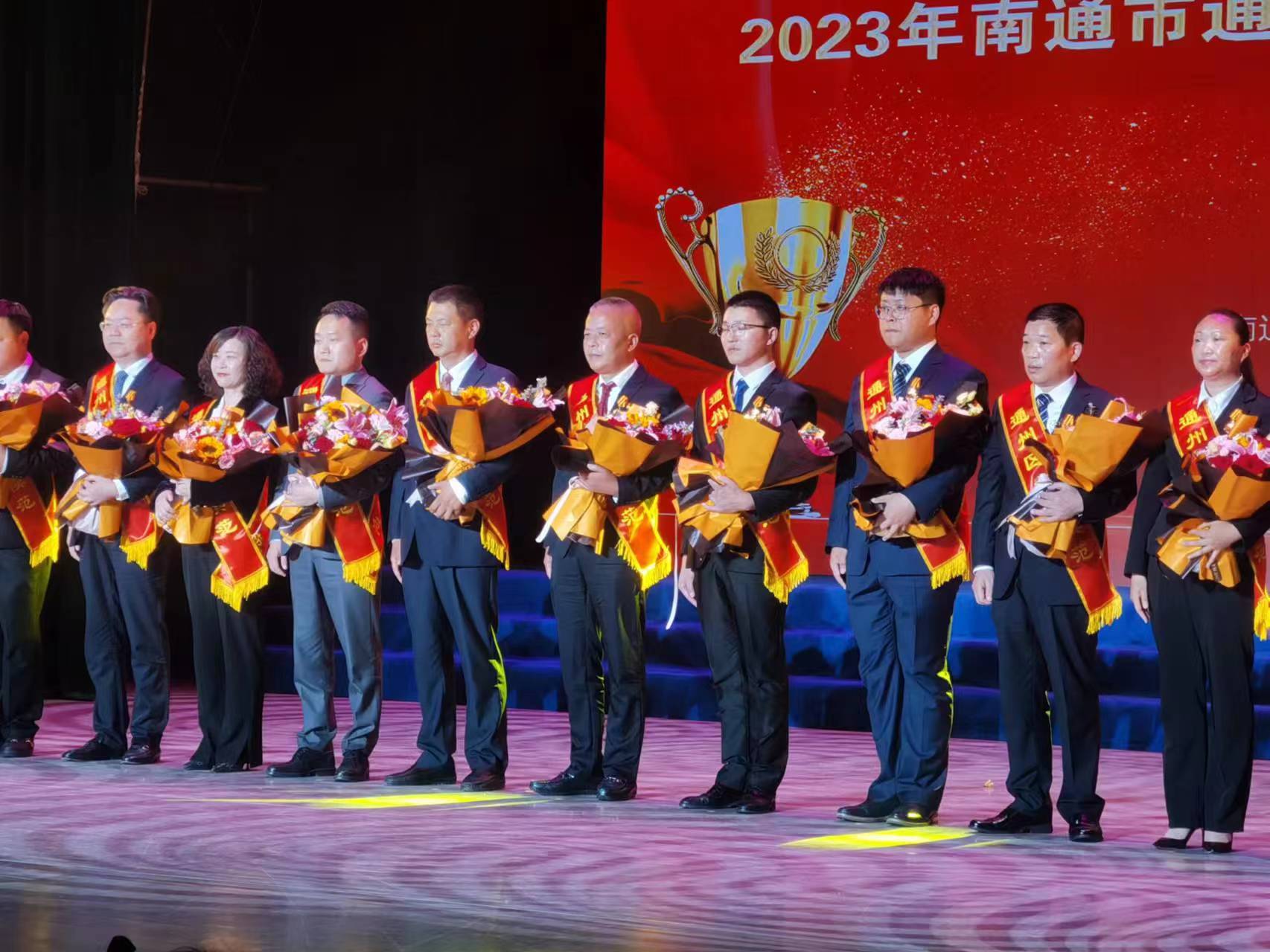 顧國新(右五)在勞模頒獎儀式現(xiàn)場