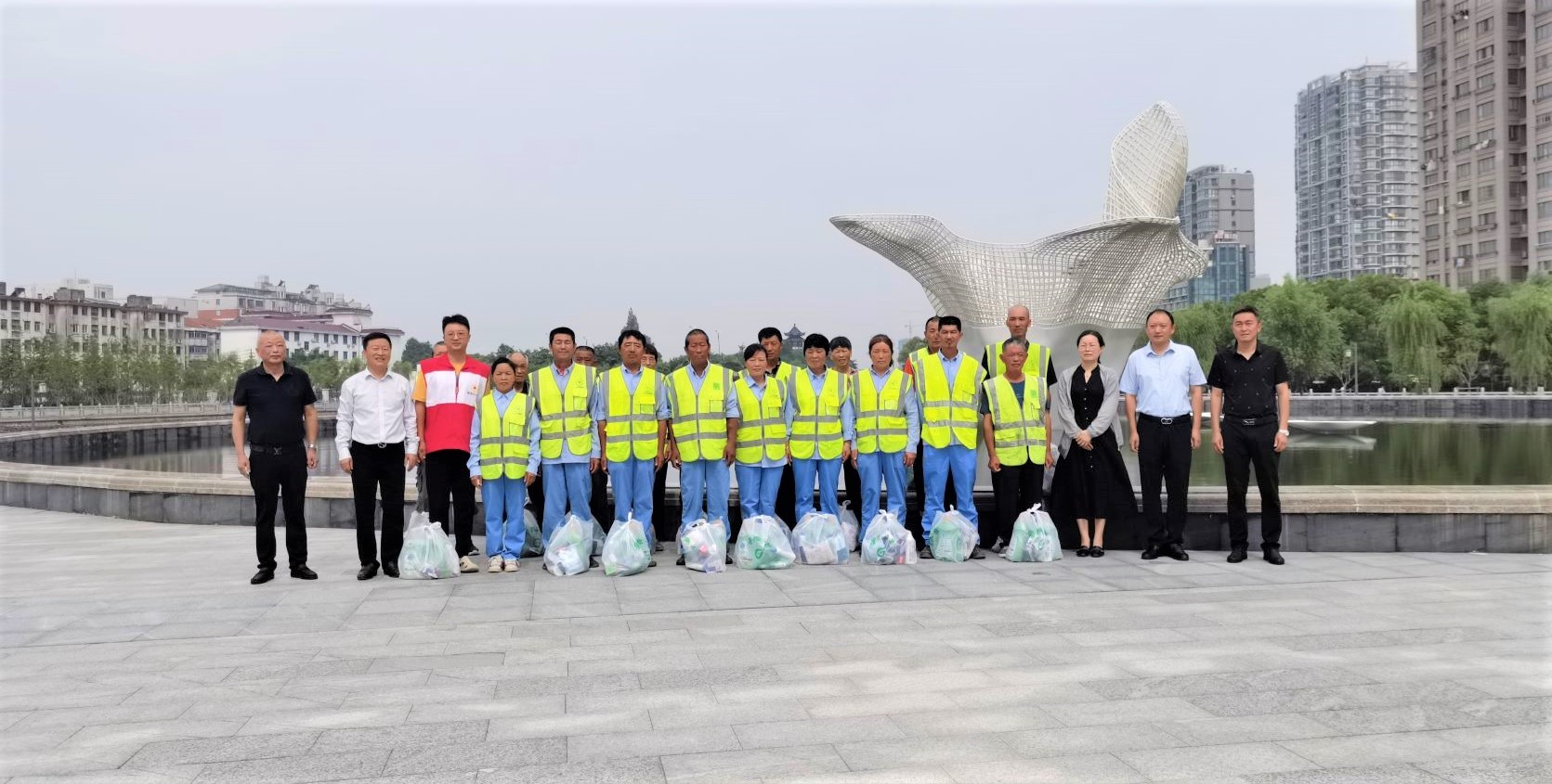 2.如東縣紅十字會、城管局慰問天恒環(huán)衛(wèi)工人