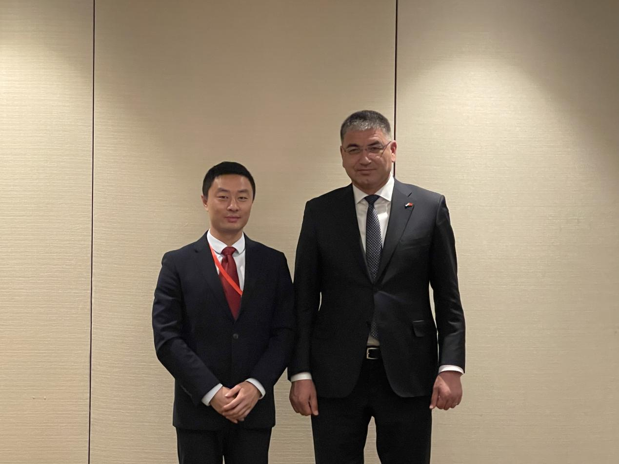 劉春陽外事總監(jiān)(左)與阿茲扎諾維奇州長(zhǎng)(右)