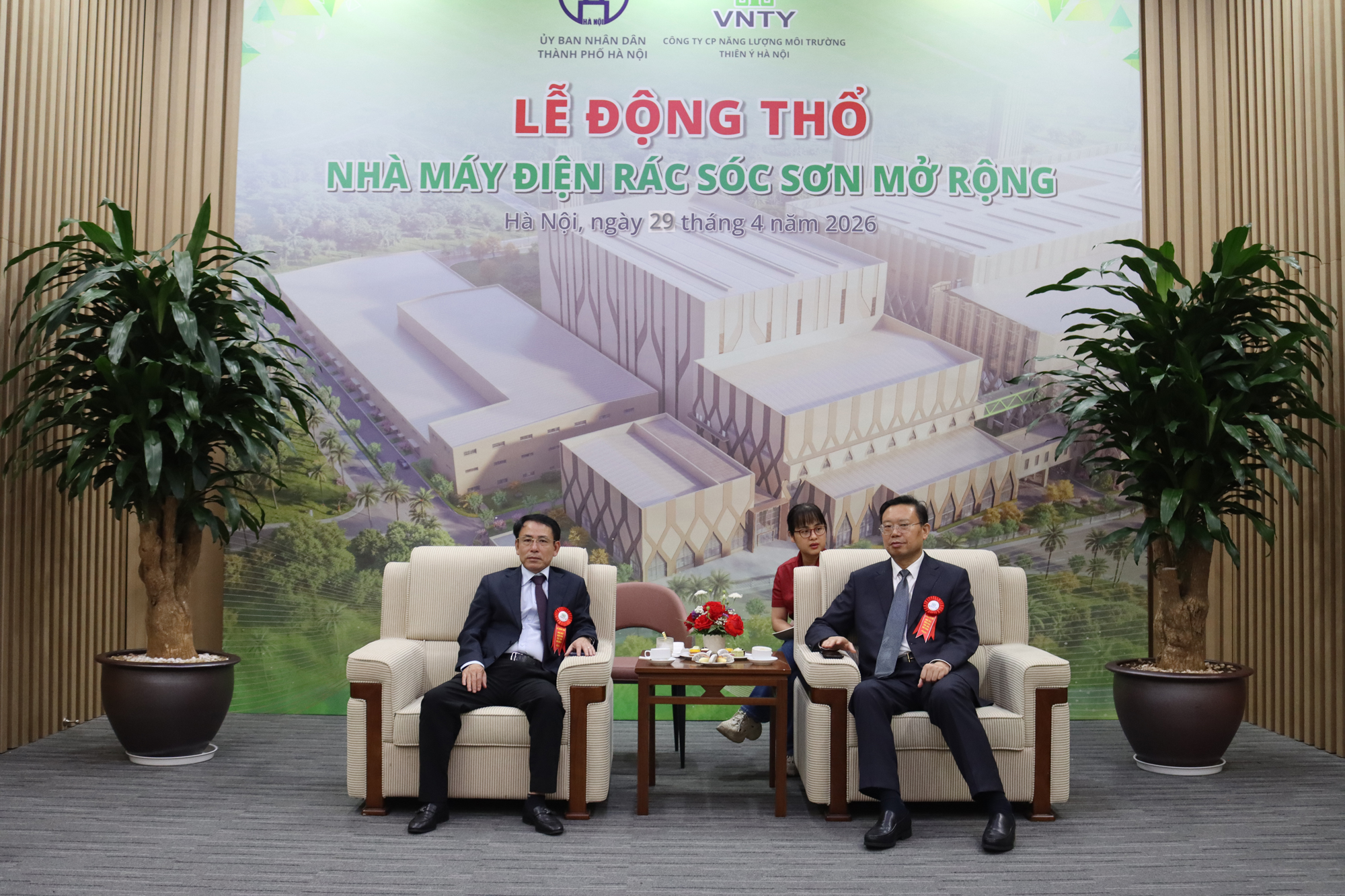 越南黨中央委員、河內市委常務副書記阮仲東與總裁曹德標交流s