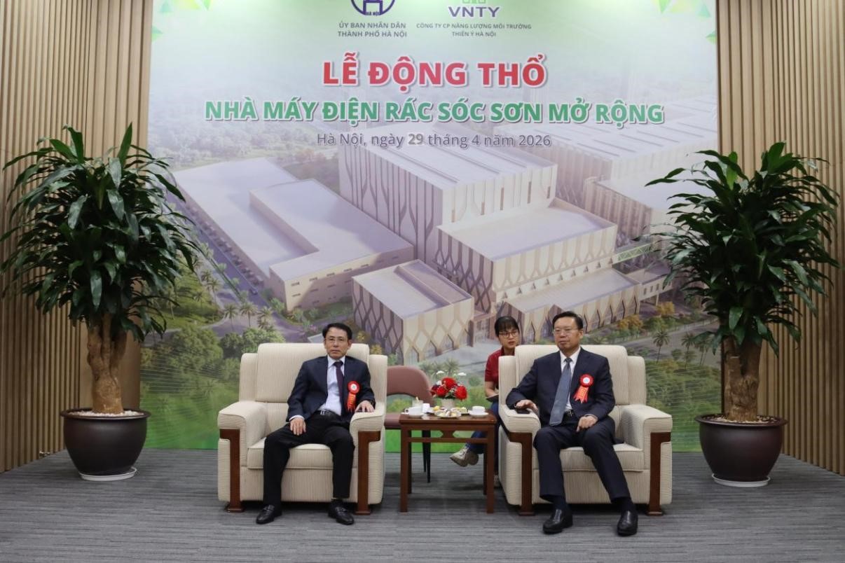 越南黨中央委員、河內(nèi)市委常務(wù)副書記阮仲東與總裁曹德標(biāo)交流